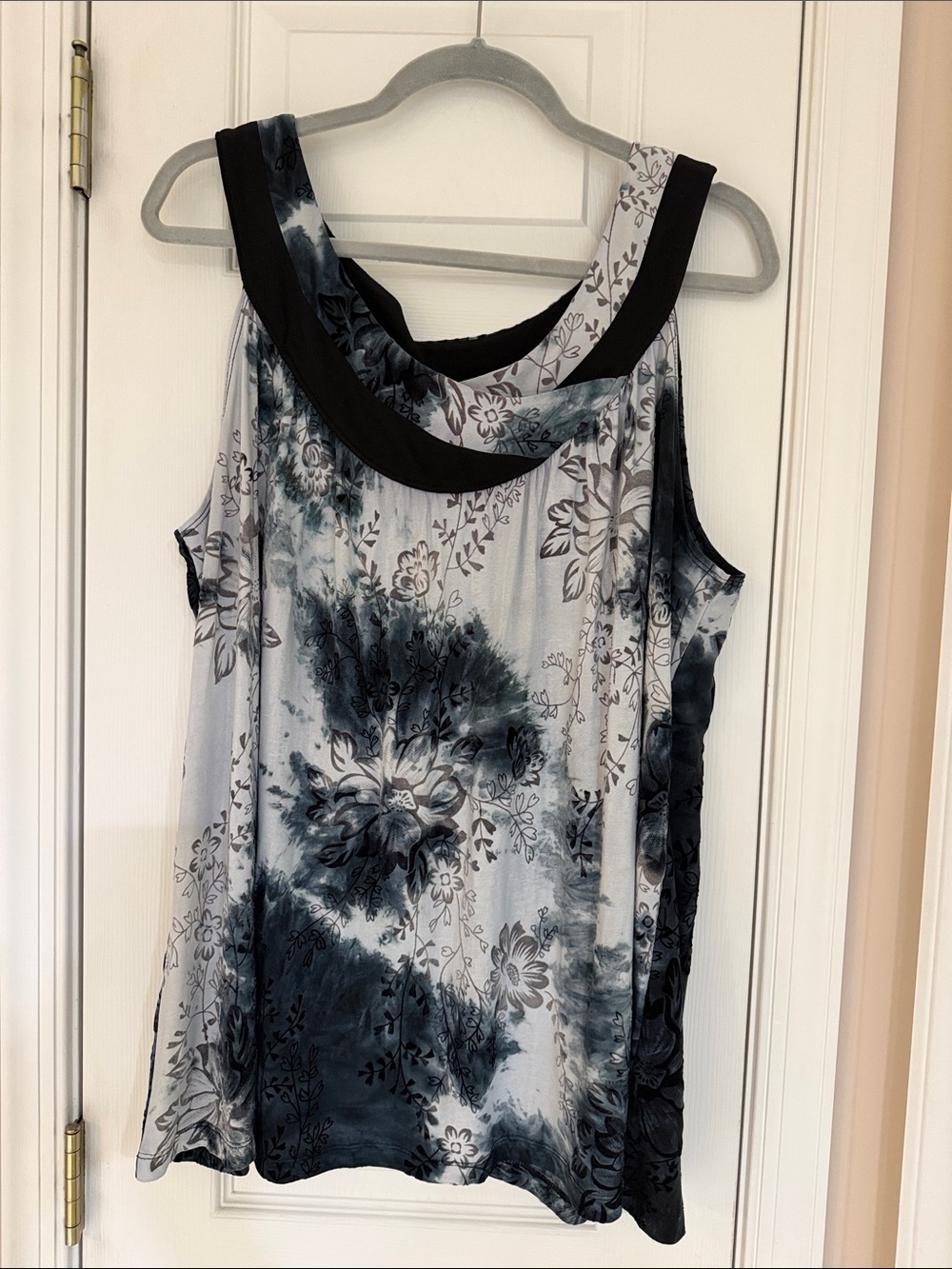 Sleeveless Floral Tank Top - Black & White, 2X